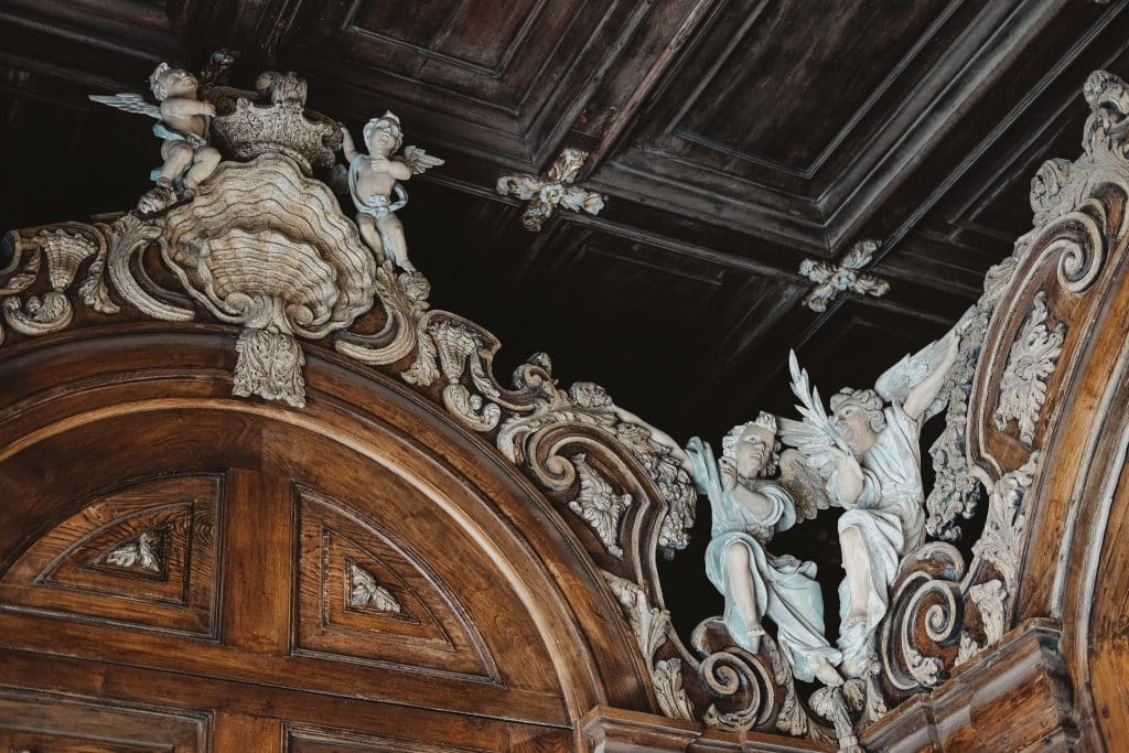 Tips for sourcing authentic decor