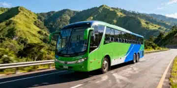 Autobús intermunicipal moderno en una carretera colombiana, simbolizando los Beneficios de transporte 2026 y los descuentos.