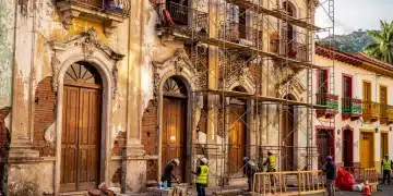 Edificio colonial histórico en Colombia siendo restaurado con andamios