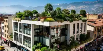 Techo verde moderno en edificio de Bogotá con plantas y jardín urbano
